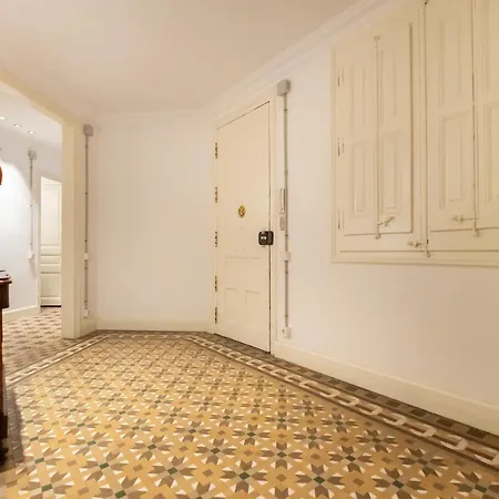 B42 - Modernist For Large Groups In Eixample Apartment Barcelona
