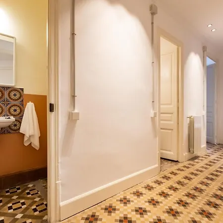 Apartamento B42 Modernist For Large Groups In Eixample Barcelona