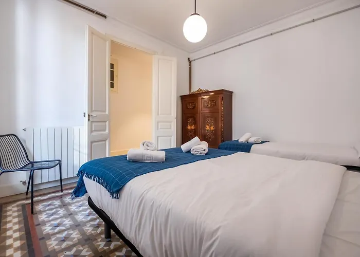 B42 - Modernist For Large Groups In Eixample شقة